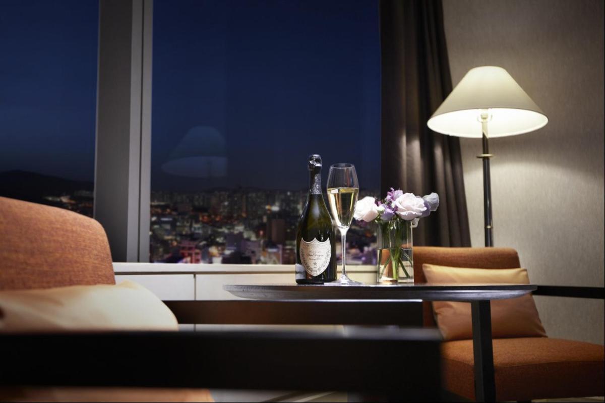 Haeundae Grand Hotel Ciudad Metropolitana de Ciudad Metropolitana de Busan Exterior foto A suite at the Mandarin Oriental, Seoul